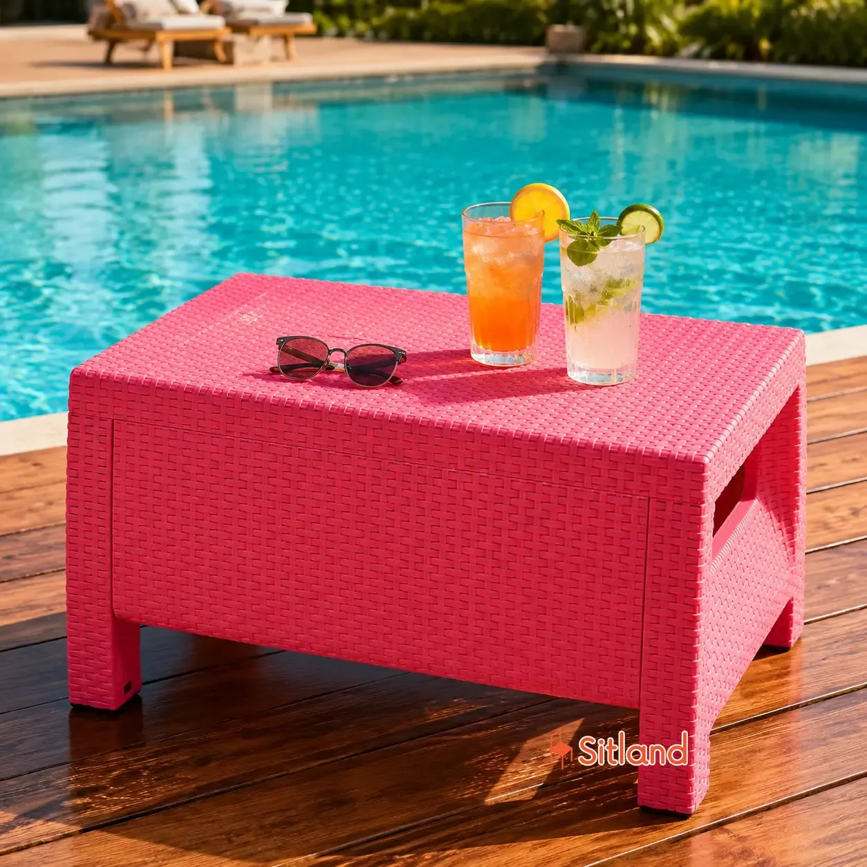 میز پلیمری طرح حصیر ضد آب در کنار تخت استخری فضای باز - میز برای باغ و ویلا و فضای باز